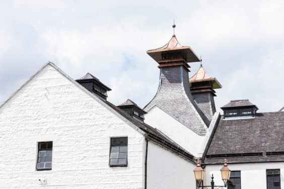 Dalwhinnie Whisky Destillerie in den schottischen Highlands