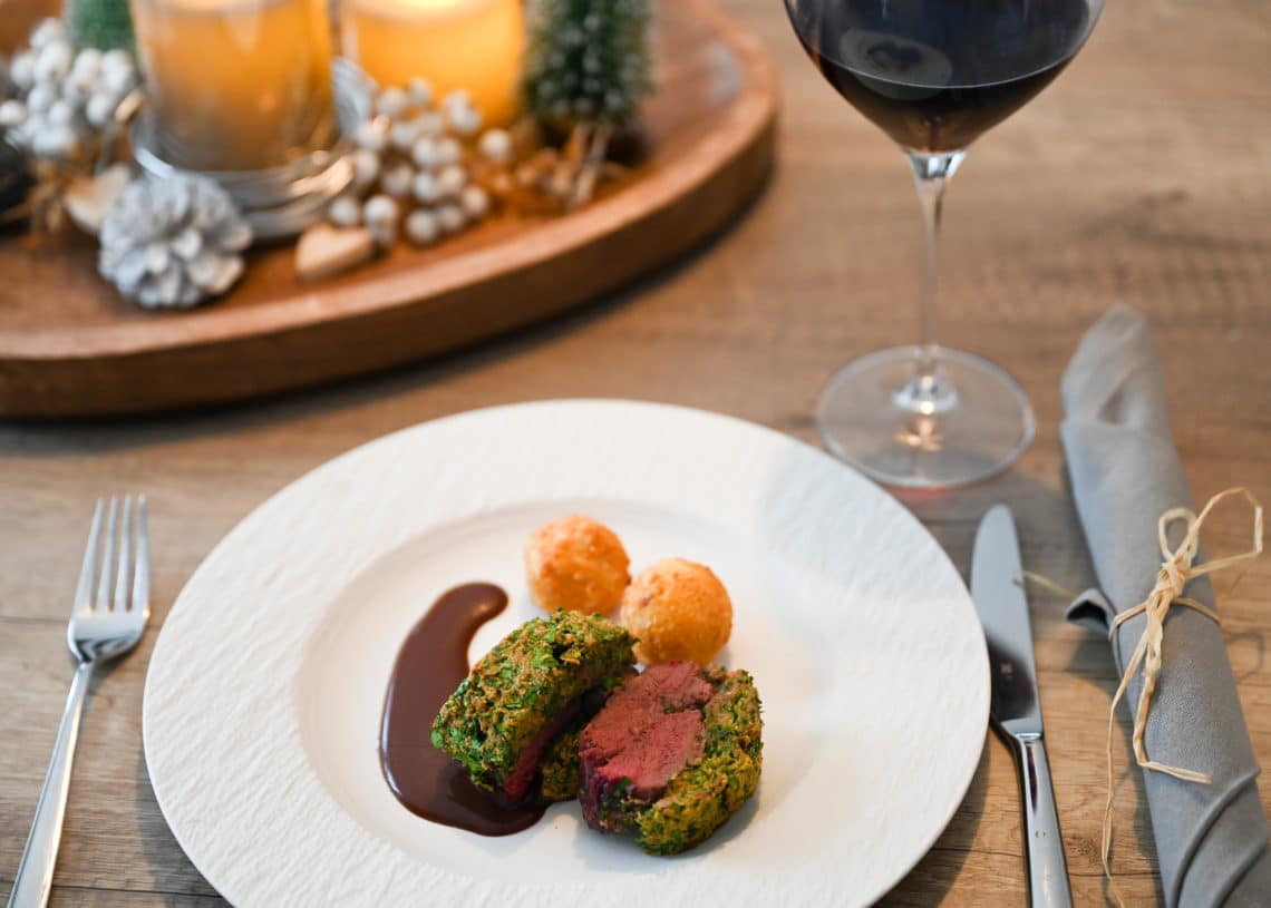 Zartrosa Hirschfilet in der Kräuterkruste - Aufgetischt.net Zartrosa Hirschfilet in der Kräuterkruste - Aufgetischt.net