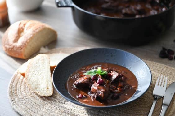 Feines Hirschragout in einer Schokoladen-Cranberry Sauce - hirschragout dutchoven - 1