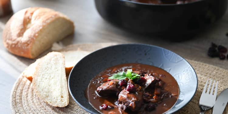 Feines Hirschragout in einer Schokoladen-Cranberry Sauce - hirschragout dutchoven - 1 Feines Hirschragout in einer Schokoladen-Cranberry Sauce