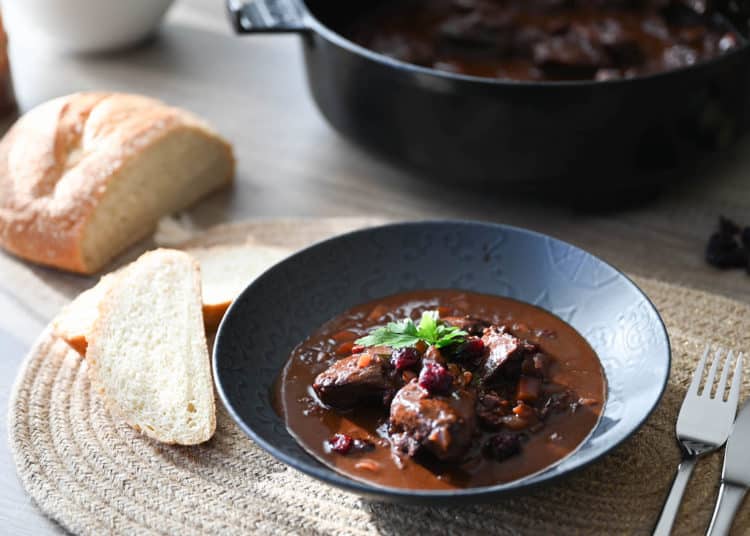 Hirschragout in Schoko-Cranberry Sauce - Aufgetischt.net