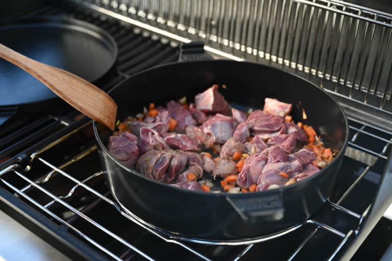 Feines Hirschragout in einer Schokoladen-Cranberry Sauce - hirschragout schoko cranberries 14 - 25