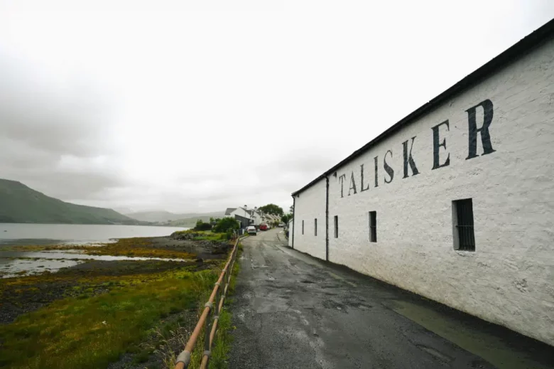 Unser Besuch bei der Talisker Destillerie während unserer Reisezeit auf Skye