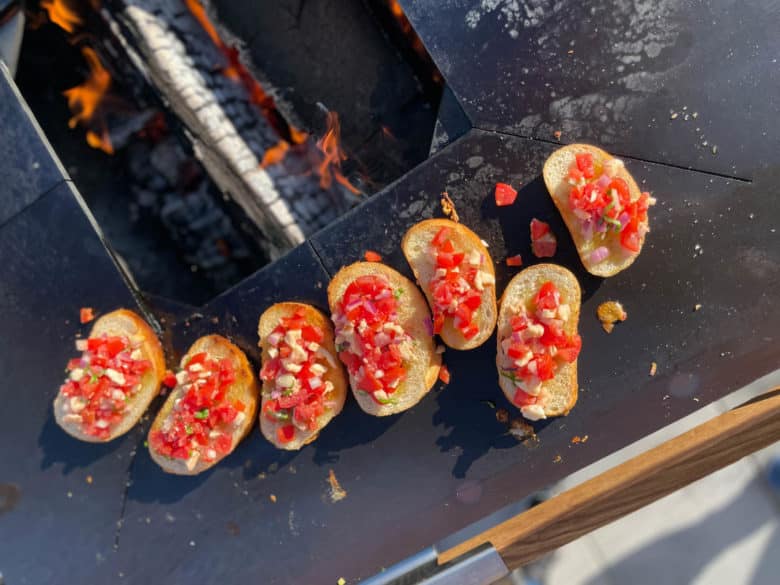 Tomatenbruschetta auf der Feuerplatte des FLARE Grill
