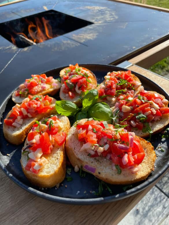 Tomatenbruschetta servierbereit 