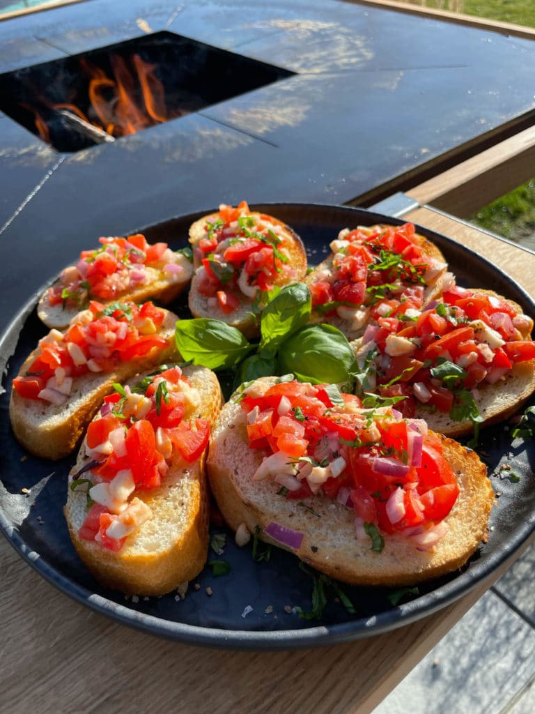 Knuspriges Tomatenbruschetta von der FLARE Feuerplatte - tomaten bruschetta flare 08 - 27