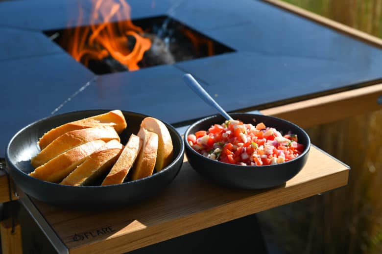 Knuspriges Tomatenbruschetta direkt am FLARE Grill zubereiten