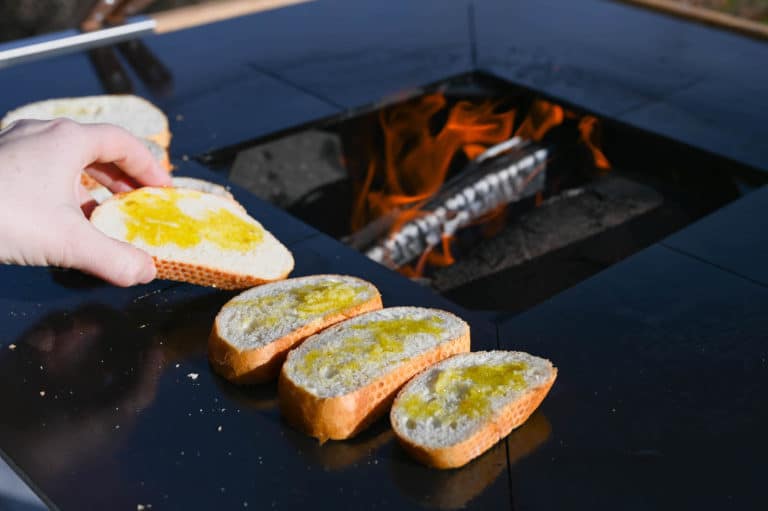 Knuspriges Tomatenbruschetta von der FLARE Feuerplatte - tomaten bruschetta flare 14 - 21