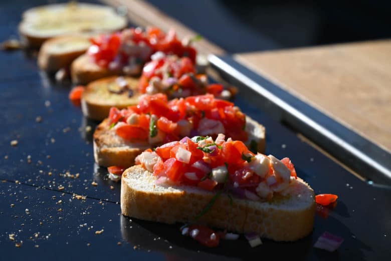 Knuspriges Tomaten Bruschetta direkt von der Feuerplatte