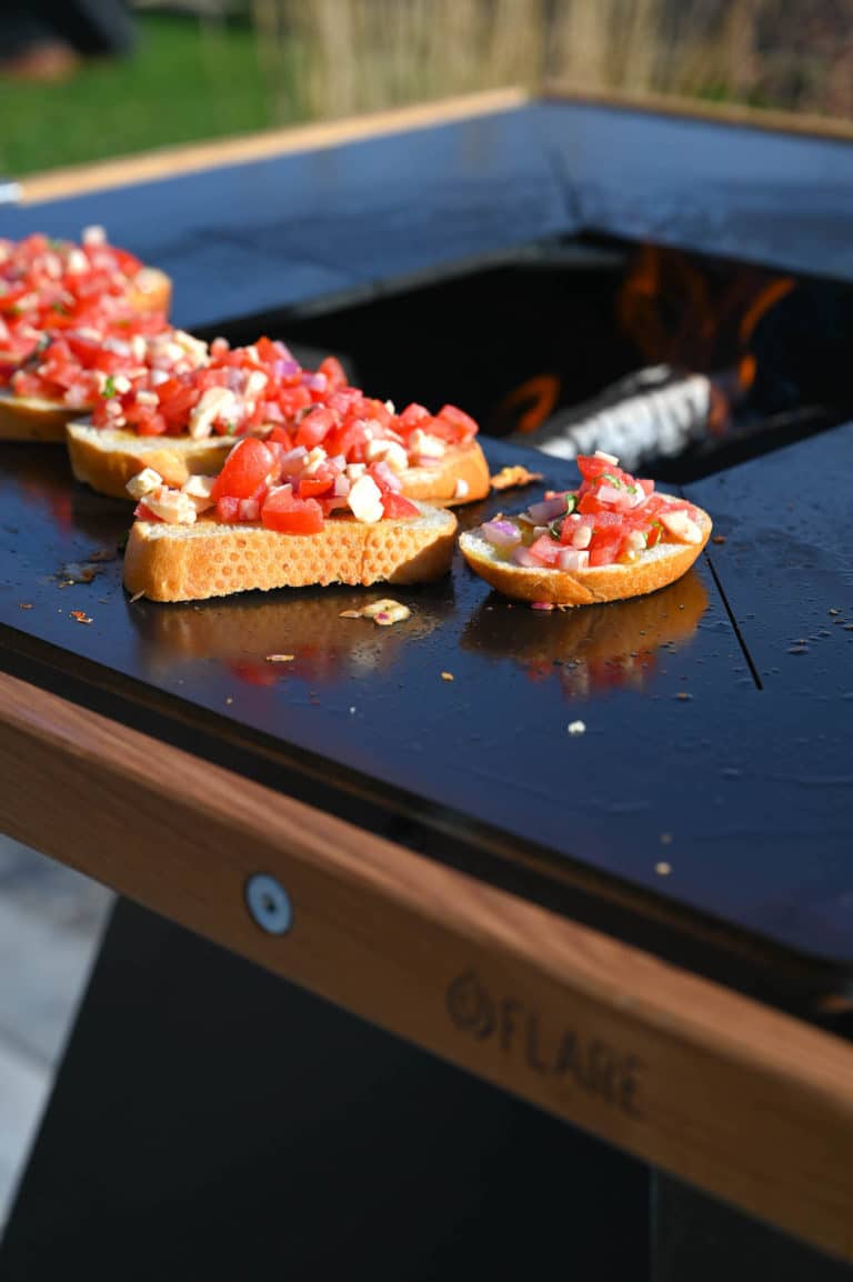 Knuspriges Tomatenbruschetta von der FLARE Feuerplatte - tomaten bruschetta flare 19 - 25