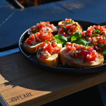 Kartoffelpuffer mit Räucherlachs von der Feuerplatte - tomaten bruschetta flare 21 - 14