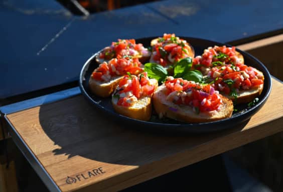 Knuspriges Tomatenbruschetta von der FLARE Feuerplatte - tomaten bruschetta flare 21 - 1