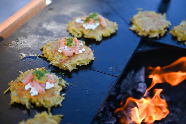 Schnelle Kartoffelpuffer mit Räucherlachs von der FLARE Feuerplatte