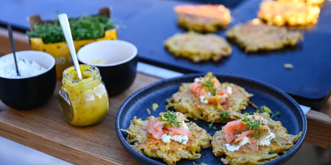 Kartoffelpuffer mit Räucherlachs - Aufgetischt.net Kartoffelpuffer mit Räucherlachs - Aufgetischt.net