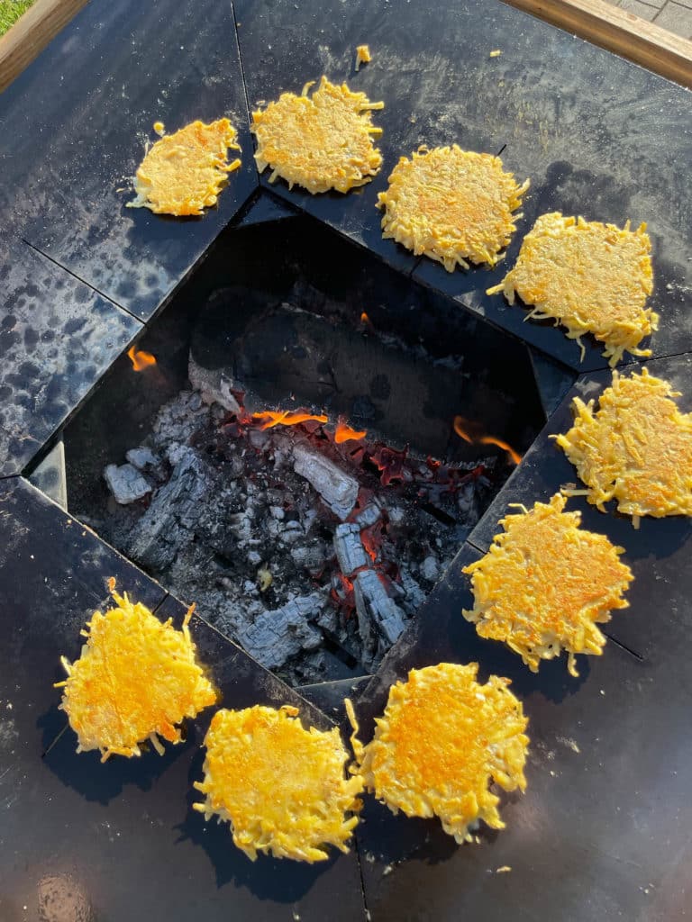 Kartoffelpuffer mit Räucherlachs von der Feuerplatte - kartoffelroesti flare 04 - 21