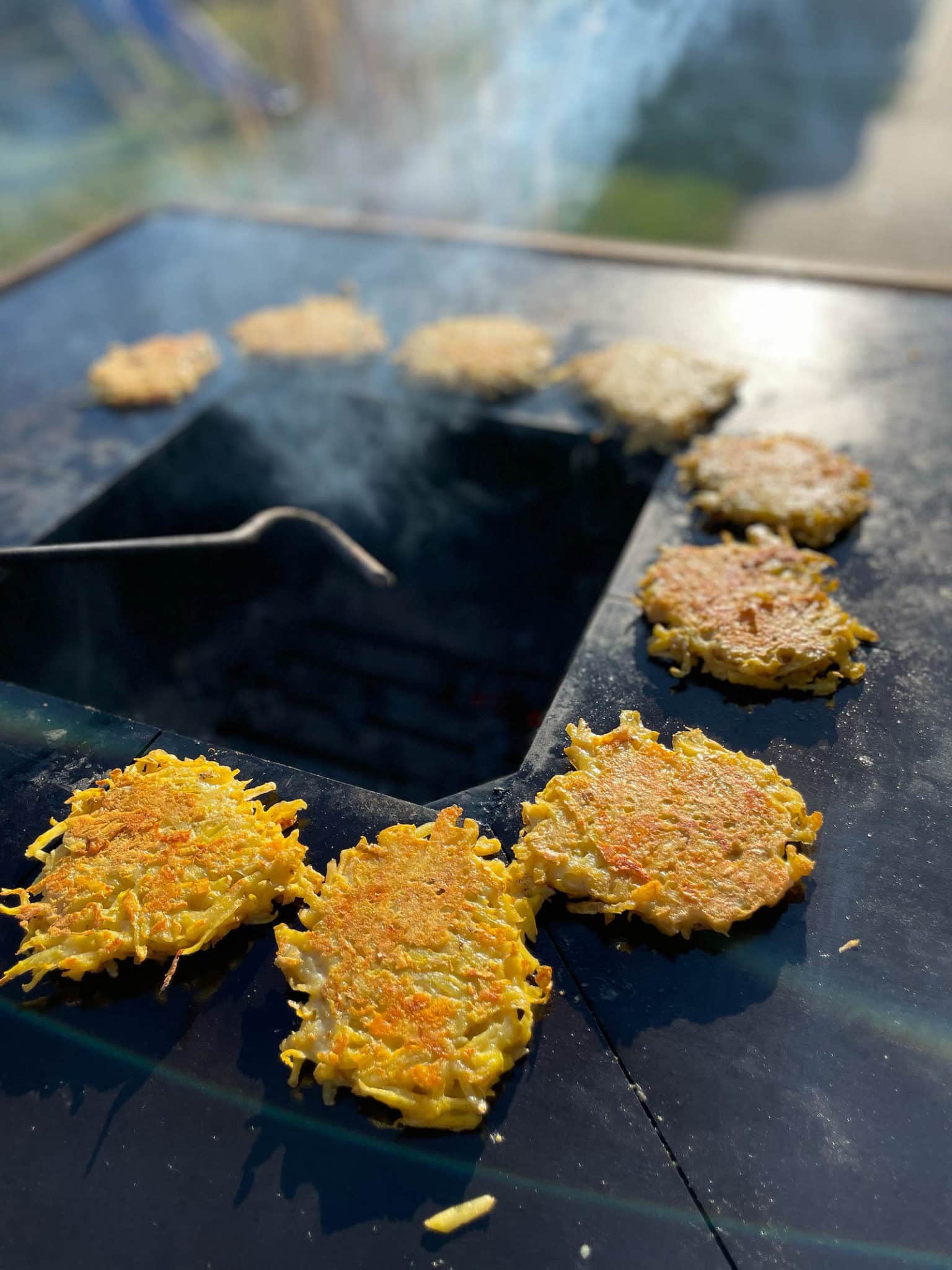 Kartoffelpuffer mit Räucherlachs - Aufgetischt.net Kartoffelpuffer mit Räucherlachs - Aufgetischt.net