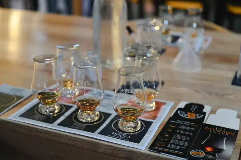 Unsere Whisky Verkostung in der Whisky Destillerie Dewar´s in Aberfeldy - Nosing Gläser mit Aromadeckel