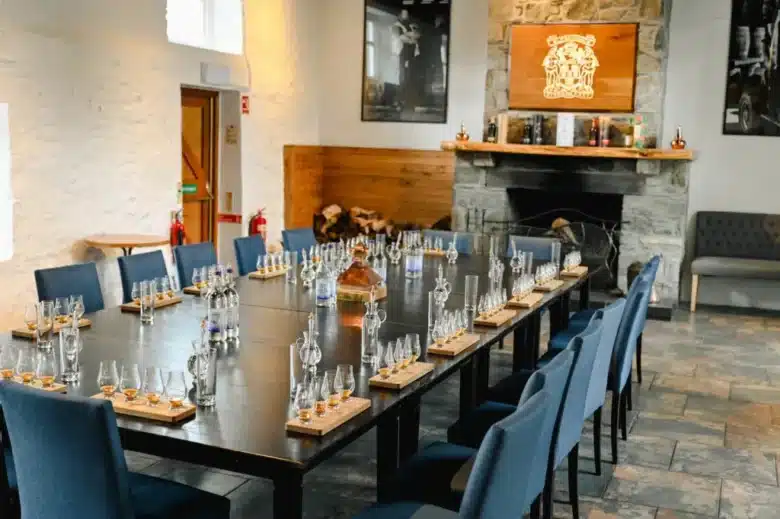 Vorbereitete Whisky Verkostung mit Nosing Gläsern in der Glenfiddich Destillerie