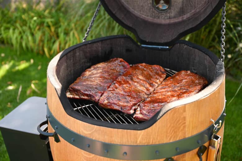 Ribs im Weinfass-Smoker 