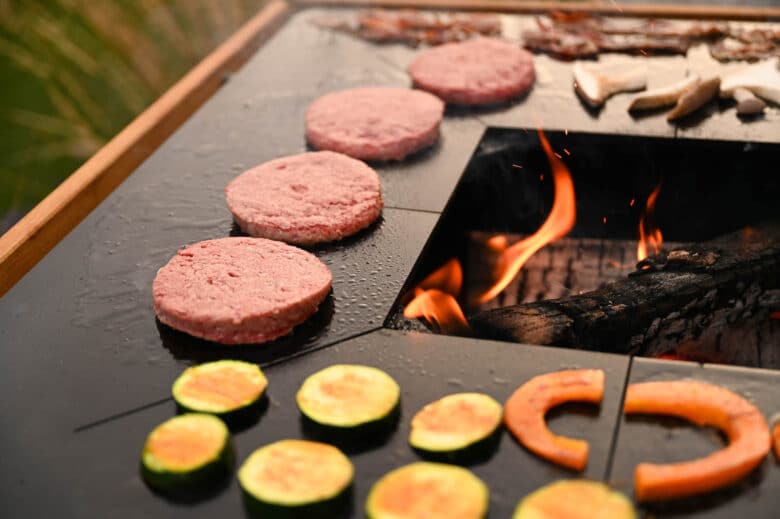 Die Feuerplatte als idealer Grill für den perfekten Burger