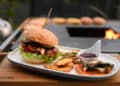 Perfekter Wagyu Burger von der Feuerplatte - wagyu herbstburger 22 - 29 Herbstburger - Frischer Wagyuburger von der Feuerplatte