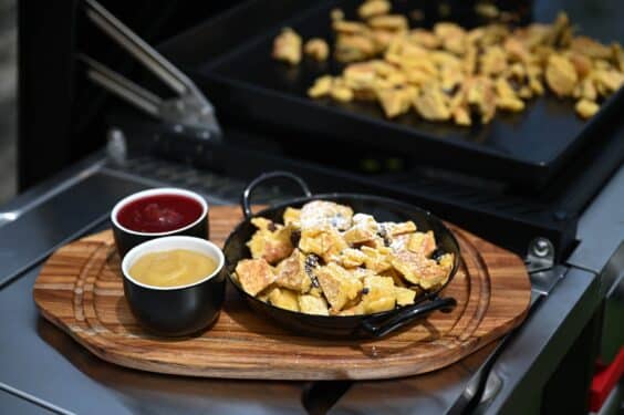 Saftiger Kaiserschmarren von der Plancha
