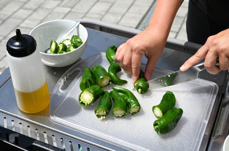 Zubereitung der gefüllten Pimientos de Padron