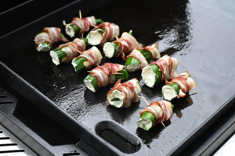 Gefüllte Pimientos de Padron auf der Plancha des Weber SLATE