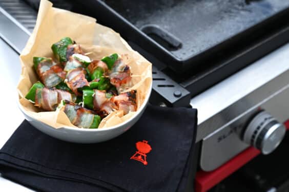 Gefüllte Pimientos de Padron im Speckmantel