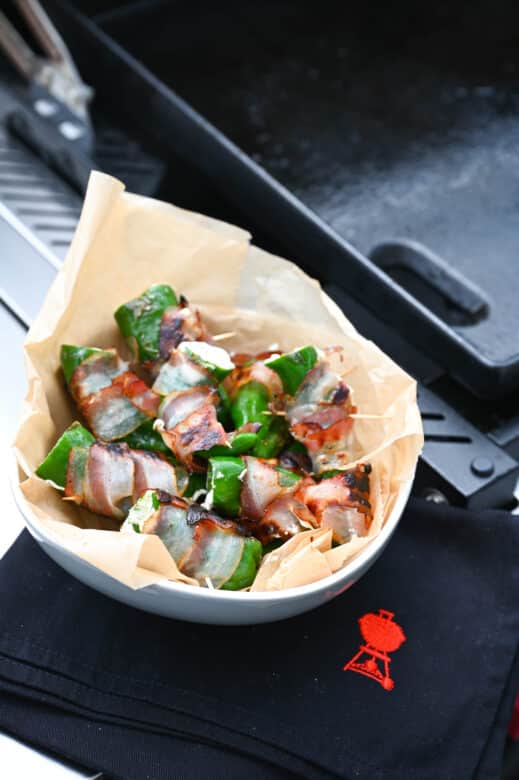 Gefüllte Pimientos de Padron im Speckmantel sind perfekte Snacks