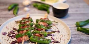 Pimientos de Padron Spieße mit Limetten Aioli Dip - pimientos de padron spiess 01 - 20 Perfekter Grillsnack - Pimientos de Padron Spieße mit Speck