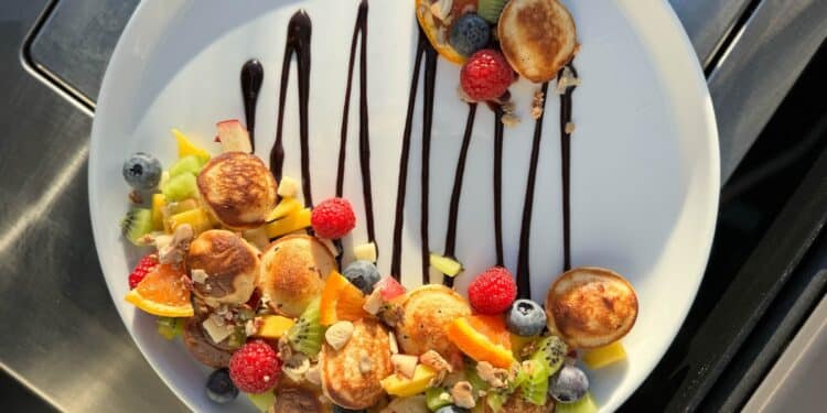 Süße Poffertjes vom Grill mit frischen Früchten