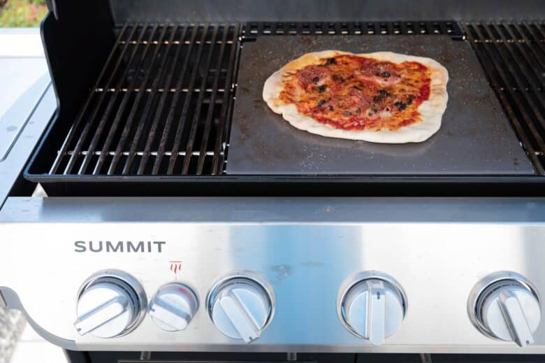 Den Weber Summit mit dem Pizzastein aus der Crafted GBS Serie verwenden 