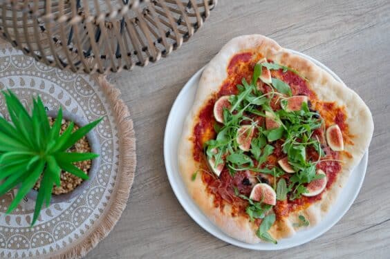 Knusprige Pizza Parma vom Grill