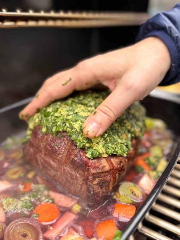 Auftragen der Kräuter-Senf-Kruste auf das Rinderfilet