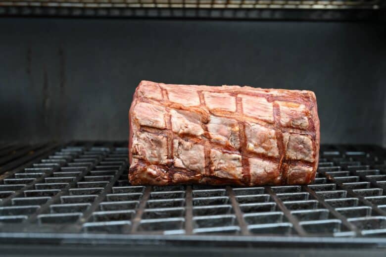 Das Rinderfilet im Ganzen von allen Seiten scharf angrillen
