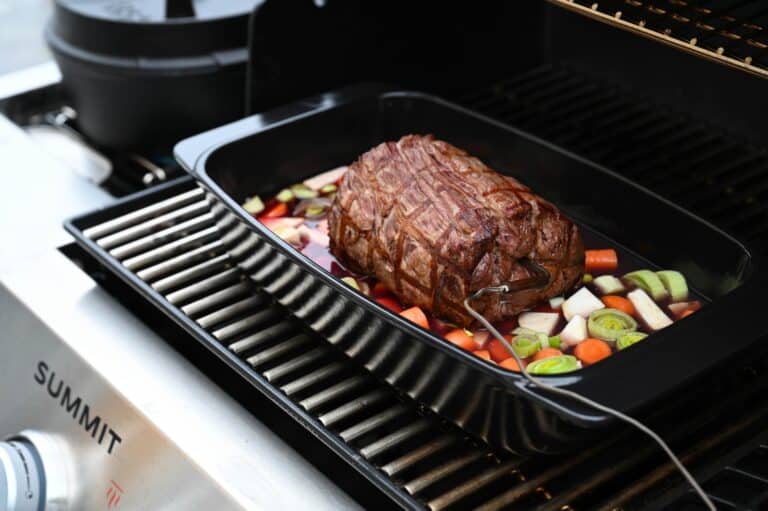 Zartrosa Rinderfilet mit Kräuter-Senf-Kruste auf Granatapfelsauce mit Smashed Potatoes - rinderfilet granatapfelsauce 26 - 10