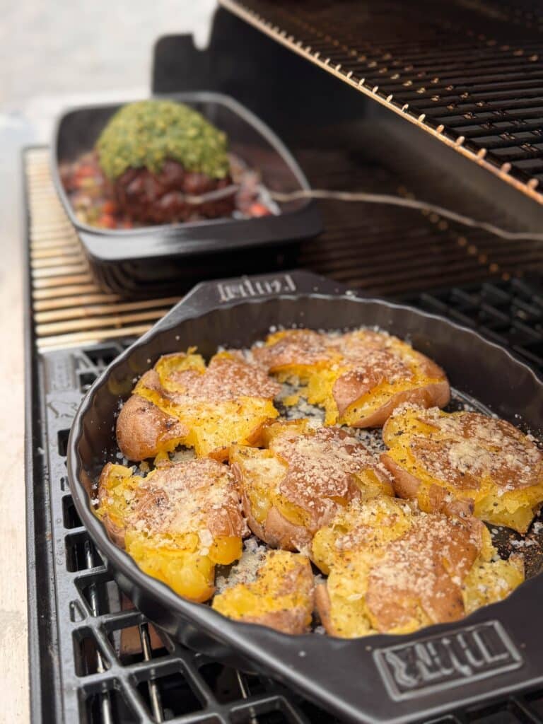 Zartrosa Rinderfilet mit Kräuter-Senf-Kruste auf Granatapfelsauce mit Smashed Potatoes - rinderfilet granatapfelsauce 34 - 14