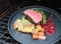Zartrosa Rinderfilet mit Kräuter-Senf-Kruste auf Granatapfelsauce mit Smashed Potatoes - rinderfilet granatapfelsauce 39 - 24 Rinderfilet im Ganze auf Granatapfelsauce mit Smashed Potatoes