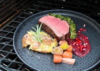Rinderfilet im Ganze auf Granatapfelsauce mit Smashed Potatoes