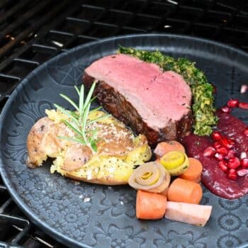 Rinderfilet im Ganze auf Granatapfelsauce mit Smashed Potatoes