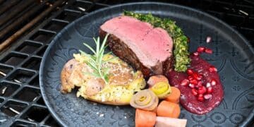 Zartrosa Rinderfilet mit Kräuter-Senf-Kruste auf Granatapfelsauce mit Smashed Potatoes - rinderfilet granatapfelsauce 39 - 28 Rinderfilet im Ganze auf Granatapfelsauce mit Smashed Potatoes