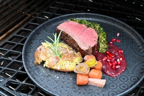 Rinderfilet im Ganze auf Granatapfelsauce mit Smashed Potatoes