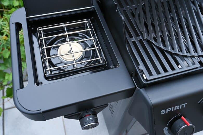 Seitenbrenner mit separater Zündung beim Weber Spirit Gasgrill