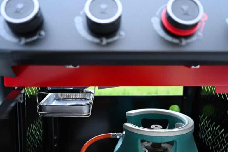 Fettauffangschale & Gasflasche im Unterkasten des Weber Spirit